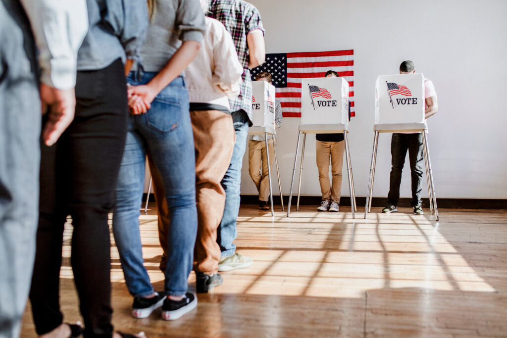 People lines up to vote