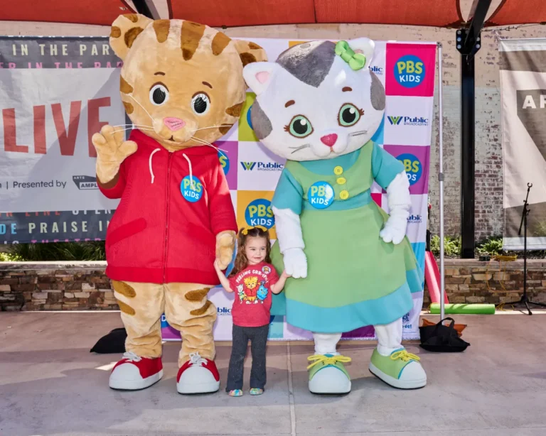 Daniel Tiger and Katerina Kittycat with one little girl.