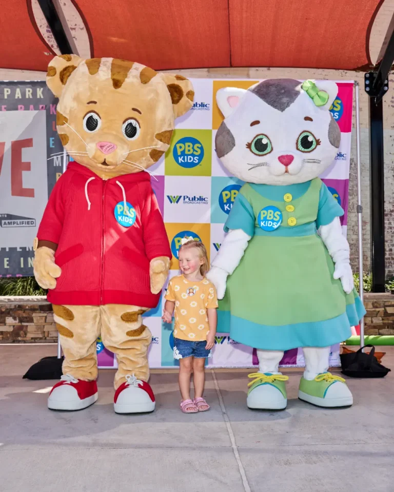Daniel Tiger and Katerina Kittycat. One child.