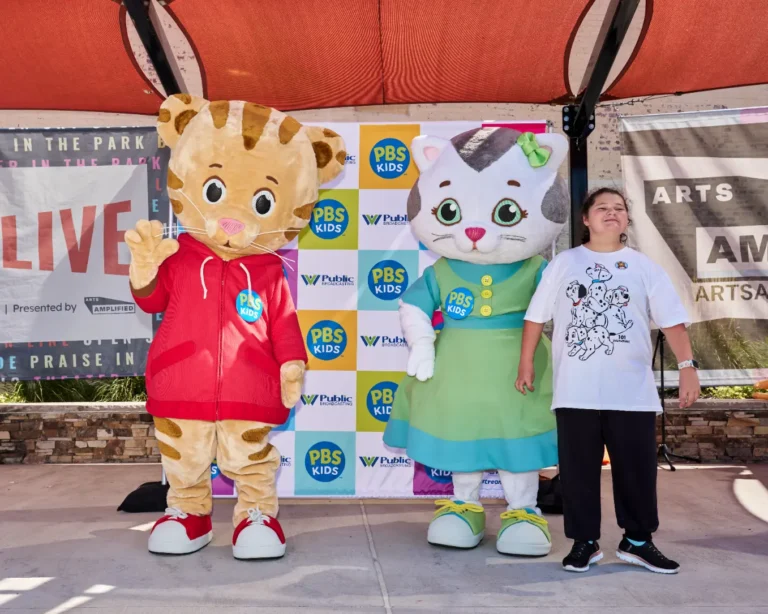 One young person poses for photos with Daniel Tiger and Katerina Kittycat.