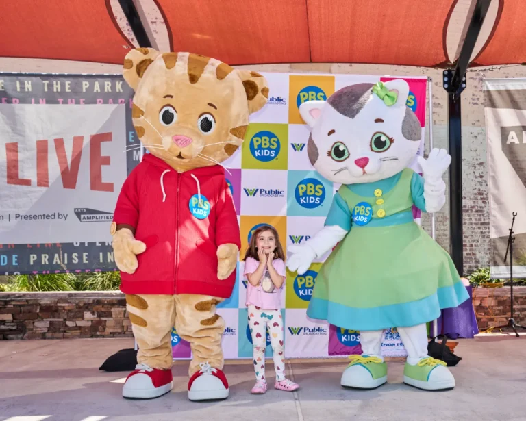 Daniel Tiger and Katerina Kittycat with a small girl.