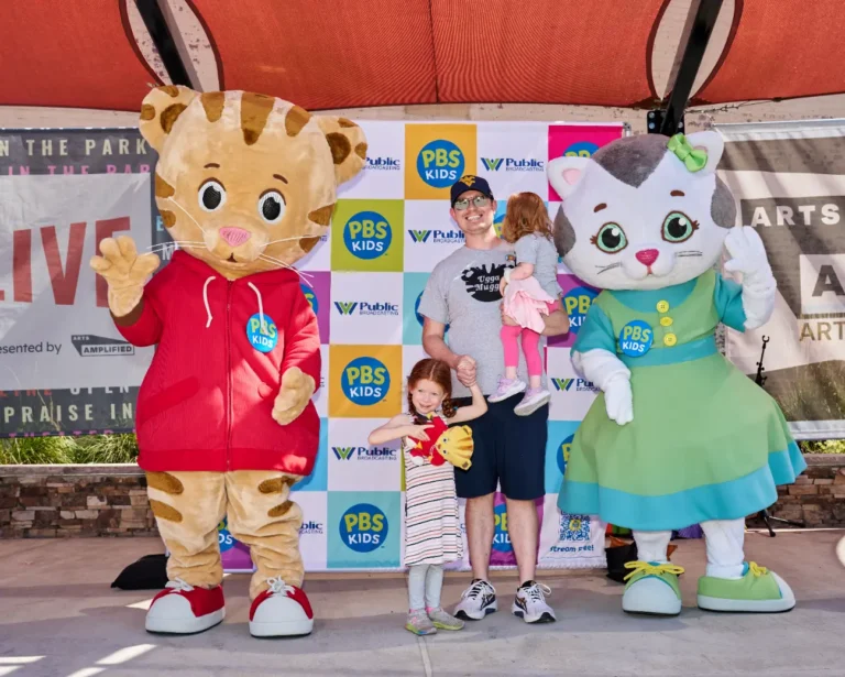 Daniel Tiger and Katerina Kittycat with a father and his two daughters.