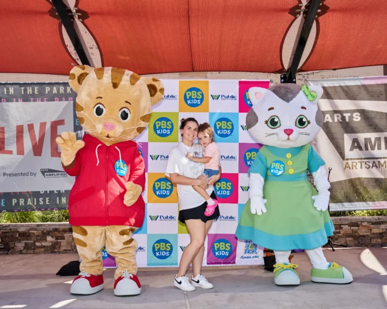 Daniel Tiger and Katerina Kittycat with a woman and a small girl.