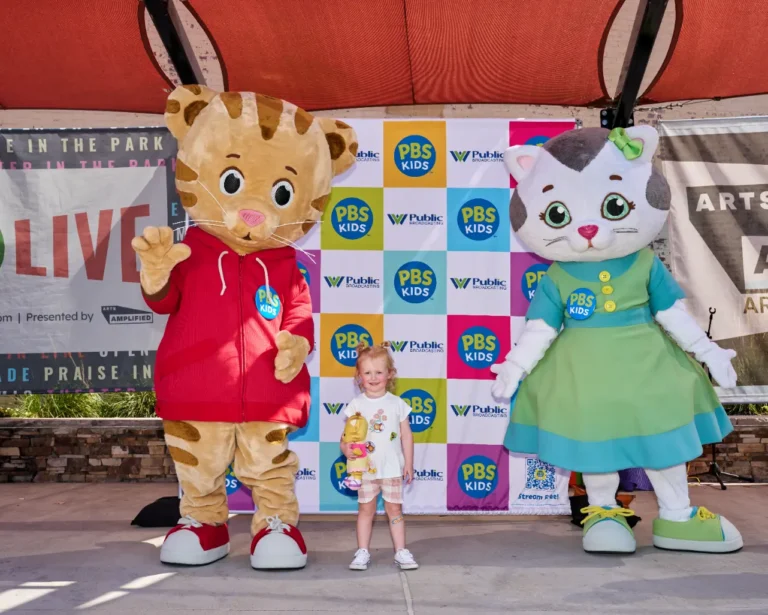 Daniel Tiger and Katerina Kittycat and a small girl.