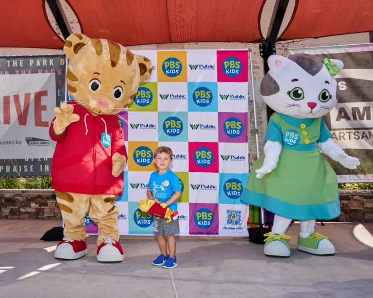 Daniel Tiger and Katerina Kittycat with a small boy.