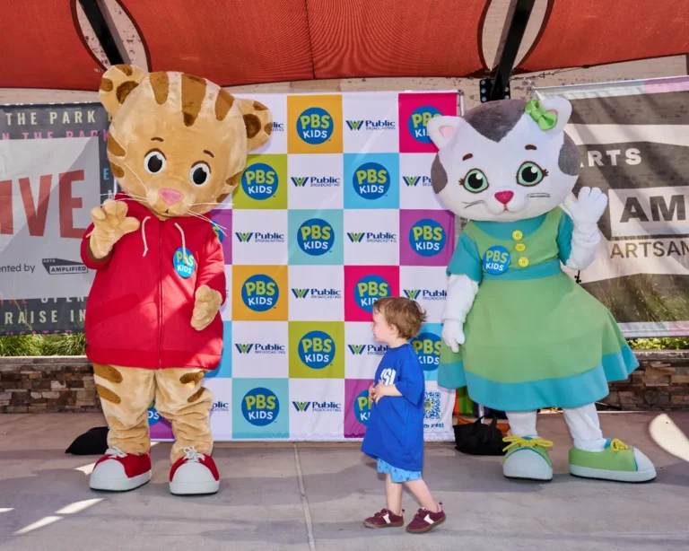 Daniel Tiger and Katerina Kittycat with a small boy.