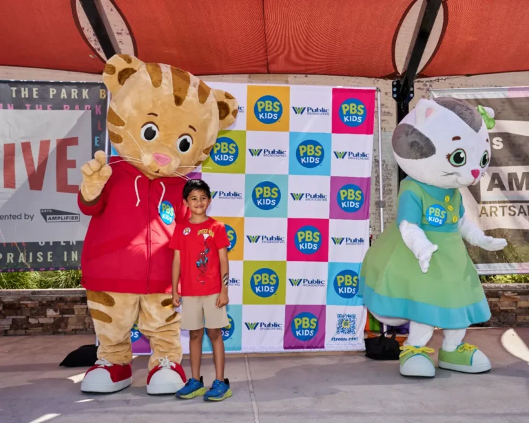 Daniel Tiger and Katerina Kittycat with a young boy.