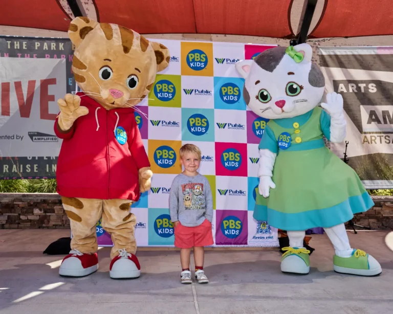 Daniel Tiger and Katerina Kittycat with a small boy.